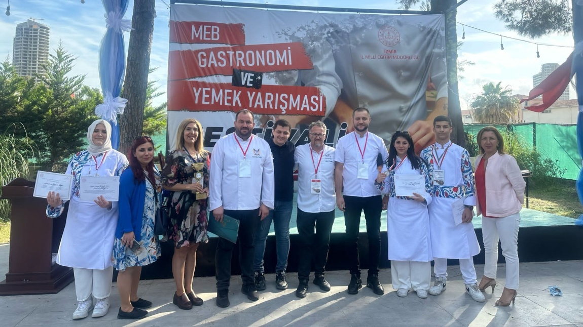 MEB Gastronomi Festivali ve Yemek Yarışmasına katılan okulumuz; İzmir Bölge Birincisi olarak Altın madalya kazanmıştır.